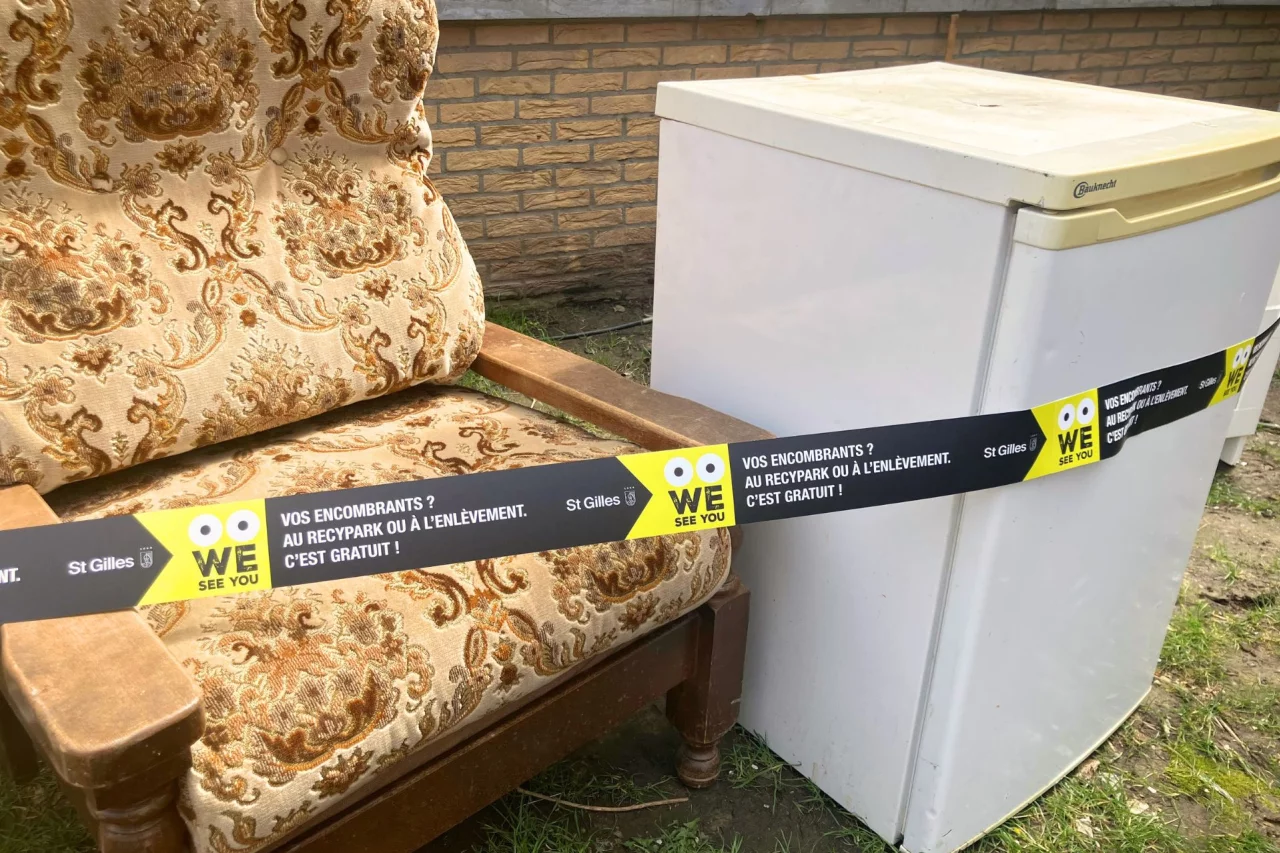 Reducing waste through community gaze and social influence